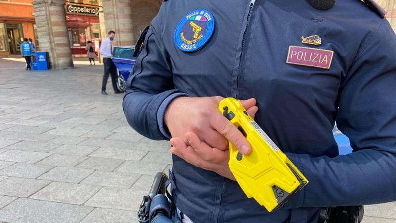 Pescara, morto dopo il taser, tre indagati. La madre: “Era necessario usarlo?”
