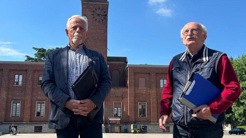 Da sinistra, Roberto Cremona e Mario Sanvito davanti al municipio di Villasanta: in posa, ma a modo loro e con una precisa richiesta (Marco Bracconi)