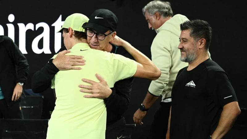 Jannik Sinner abbraccia Cahill dopo la vittoria agli Australian Open
