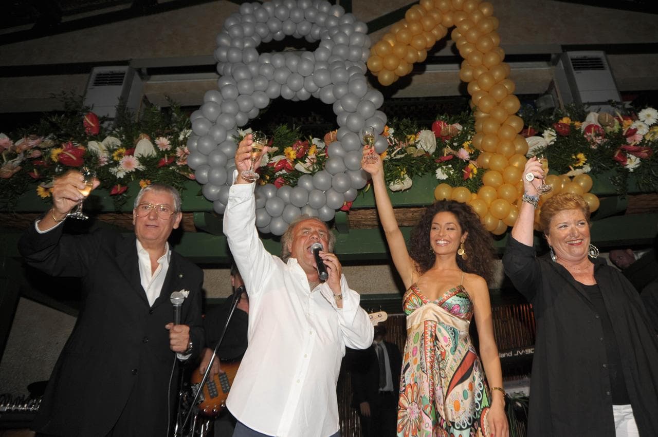 L'attore alla Capannina per celebrare gli 80 anni del celebre locale di Forte dei Marmi