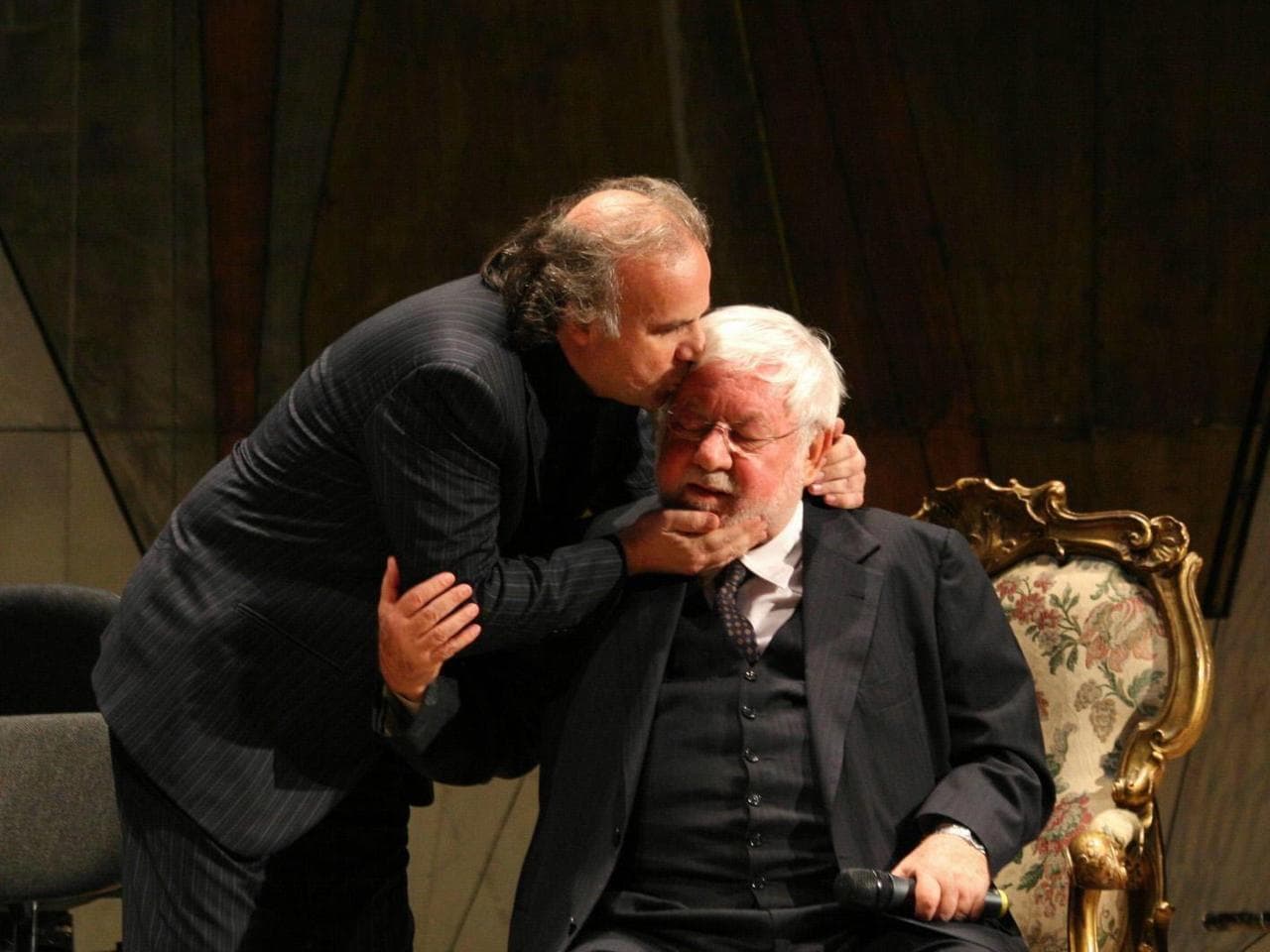 L'attore saluta Paolo Villaggio sul palco del Teatro Carlo Felice di Genova