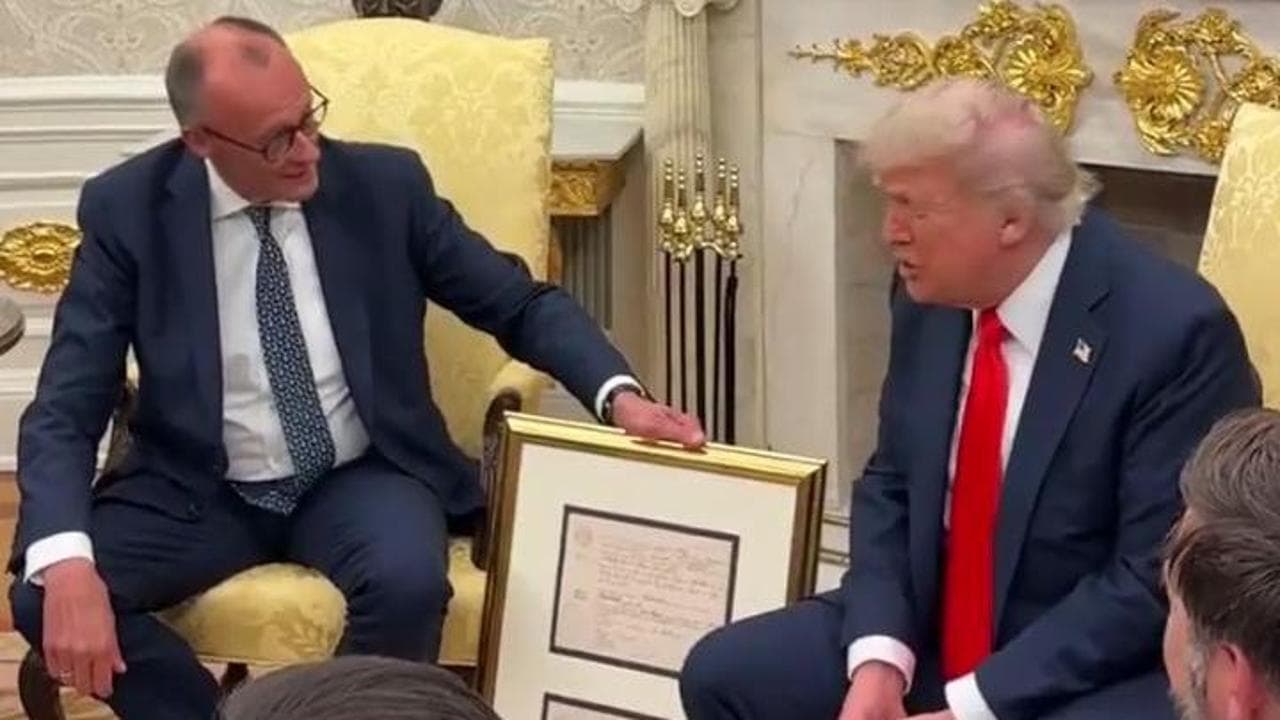 Merz regala a Trump il certificato di nascita incorniciato del nonno, Friedrich Trump