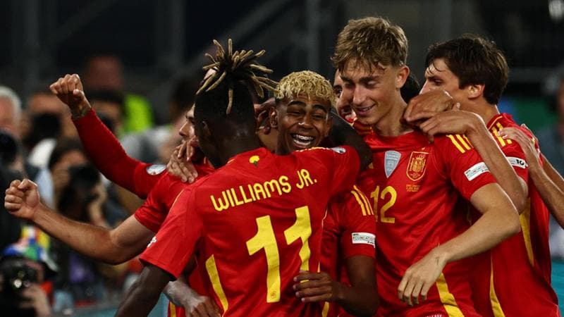 Yamal festeggiato dai compagni dopo il gol
