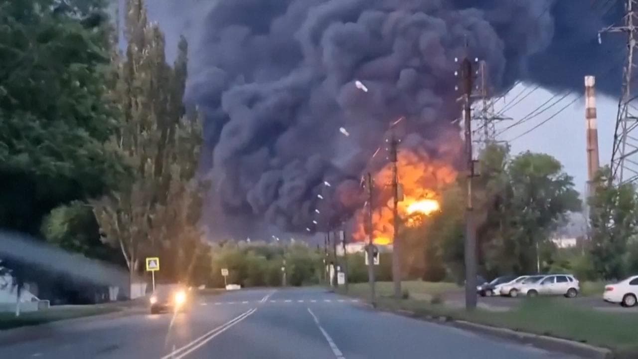 Kiev, "Colpiti aeroporti militari e depositi di carburante russi": le immagini dell'attacco