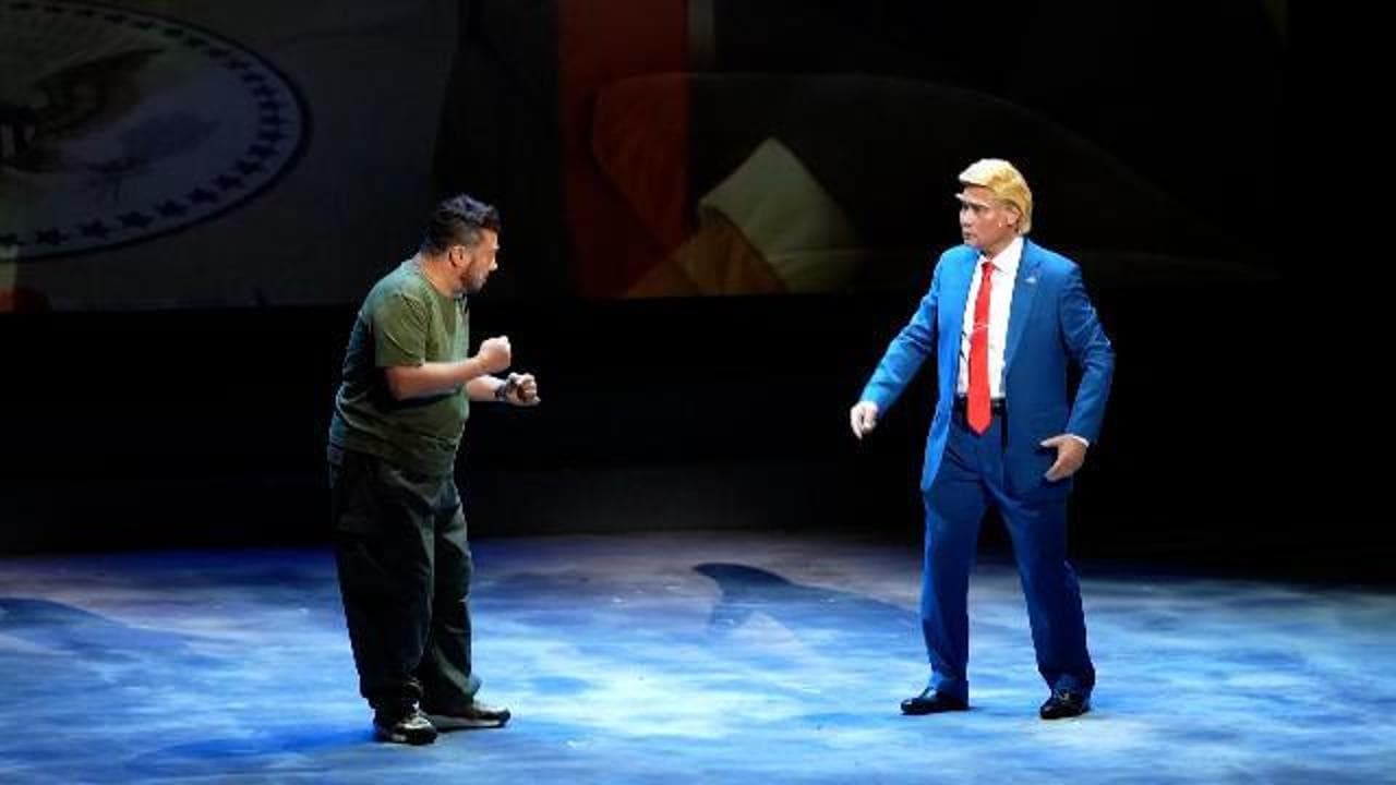 Trump diventa una caricatura in un'opera cantonese: duello con Zelensky a teatro