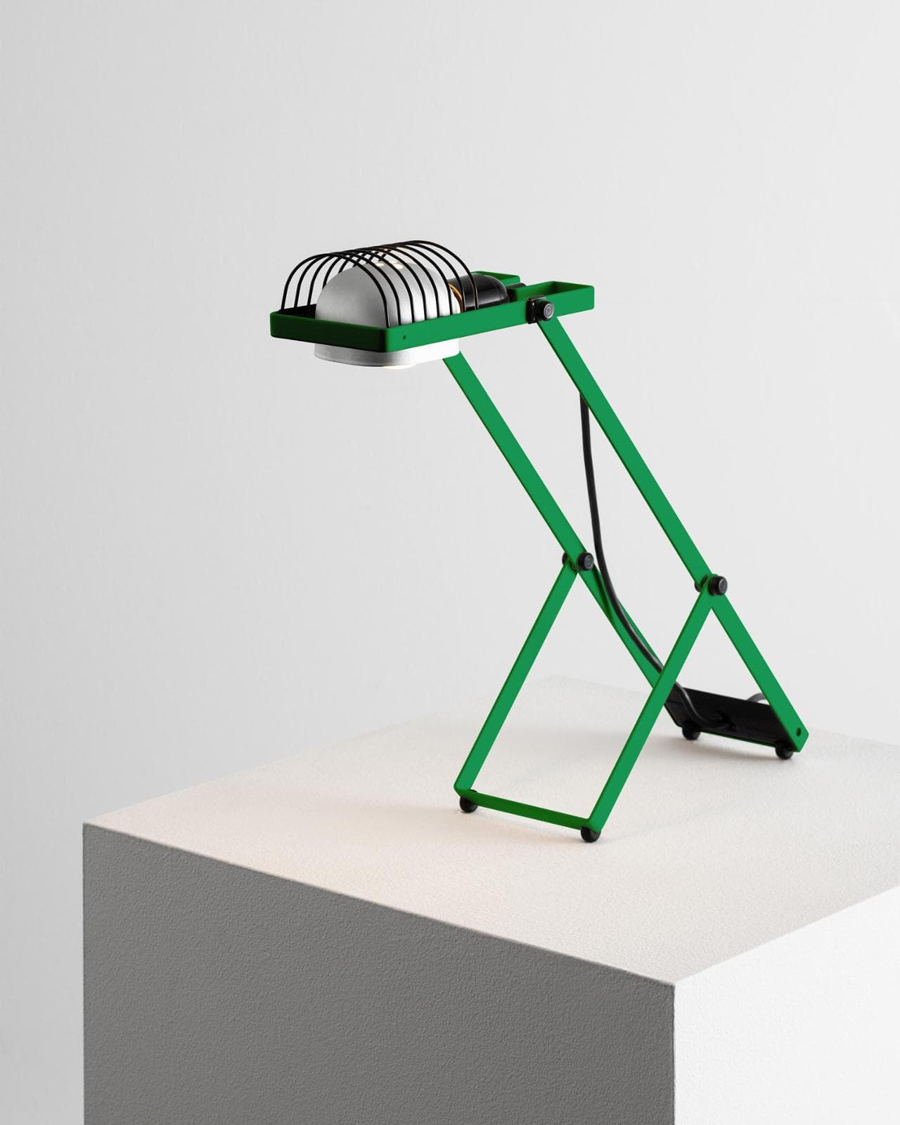 La riedizione di Sintesi, prima opera di Ernesto Gismondi per Artemide, nel 1975, aggiunge al design originale degli aggiornamenti tecnici come l'illuminazione&nbsp;a led ad alta efficienza energetica
