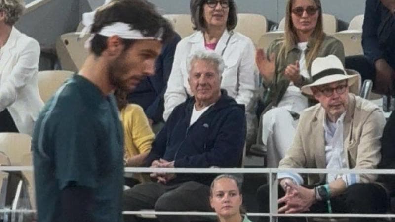 Dustin Hoffman esclama “wow” in tribuna al Roland Garros dopo un punto di Musetti: il video