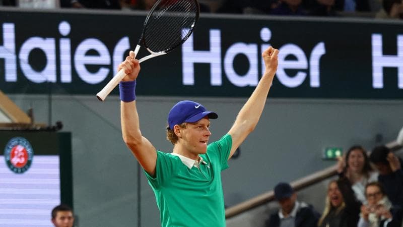 Sinner - Djokovic 6-4, 7-5, 7-6. Jannik raggiunge Alcaraz in finale. Djokovic, con Sinner forse mio ultimo match all’Open di Francia