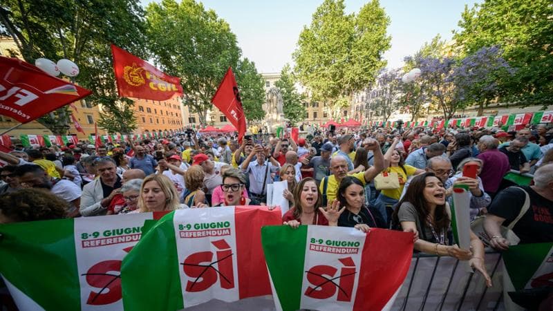 Manifestanti durante la chiusura della campagna dei promotori del referendum a piazza Testaccio
