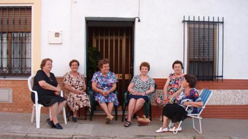 Andalusia, stretta sulle sedie in strada per prendere il fresco: “Una tradizione che può infastidire"
