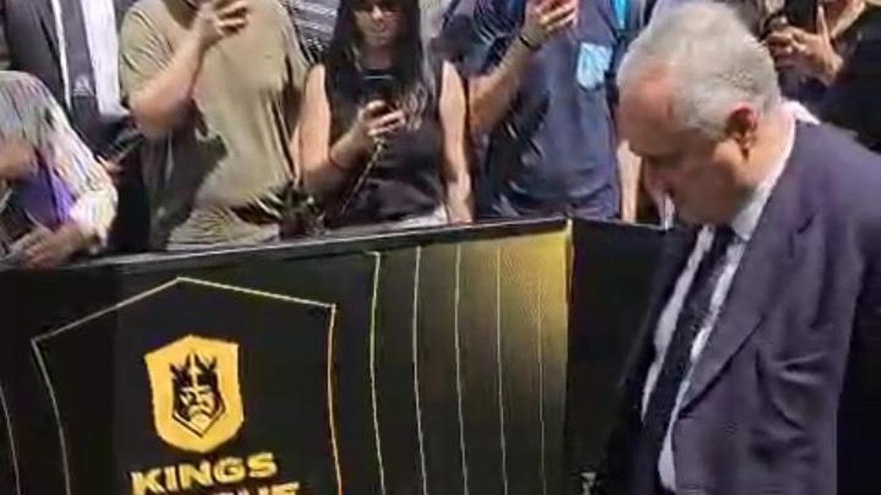 Lo show di Lotito calciatore: sbaglia due mini rigori a porta vuota