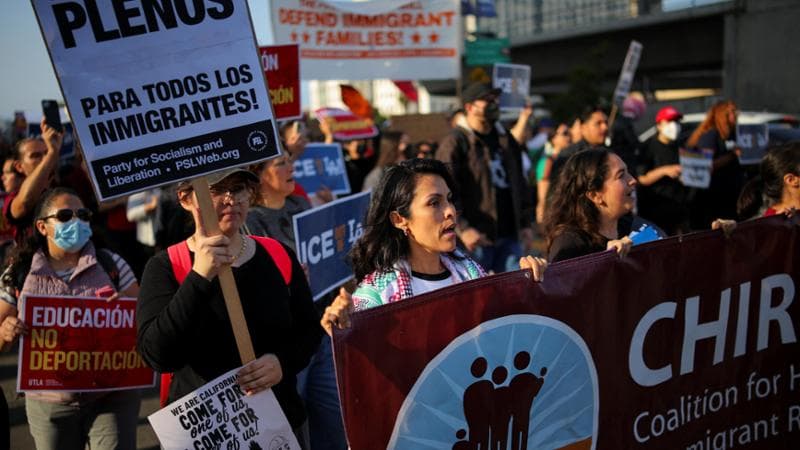 Raid anti-migranti a Los Angeles, la Guardia nazionale carica i manifestanti. Usati lacrimogeni e manganelli