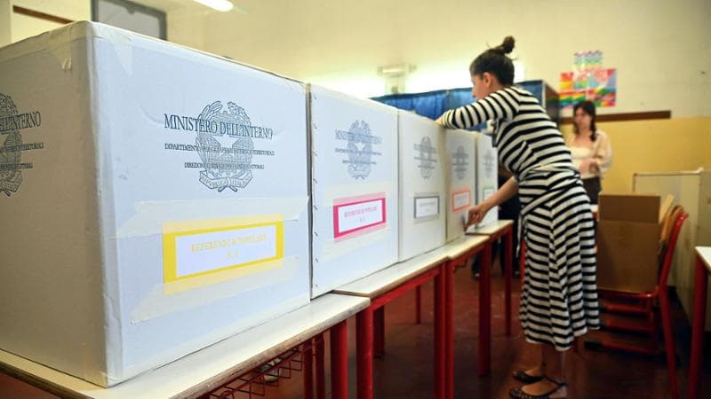Referendum, urne aperte. Appello al voto dal palco, protesta FdI: “Vergogna”