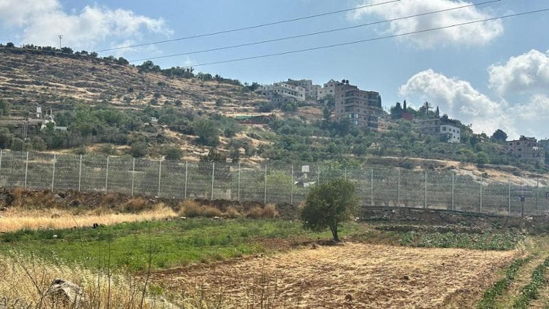 Sinjil, il villaggio palestinese tra filo spinato e colonie: “Così Israele annette la Cisgiordania”