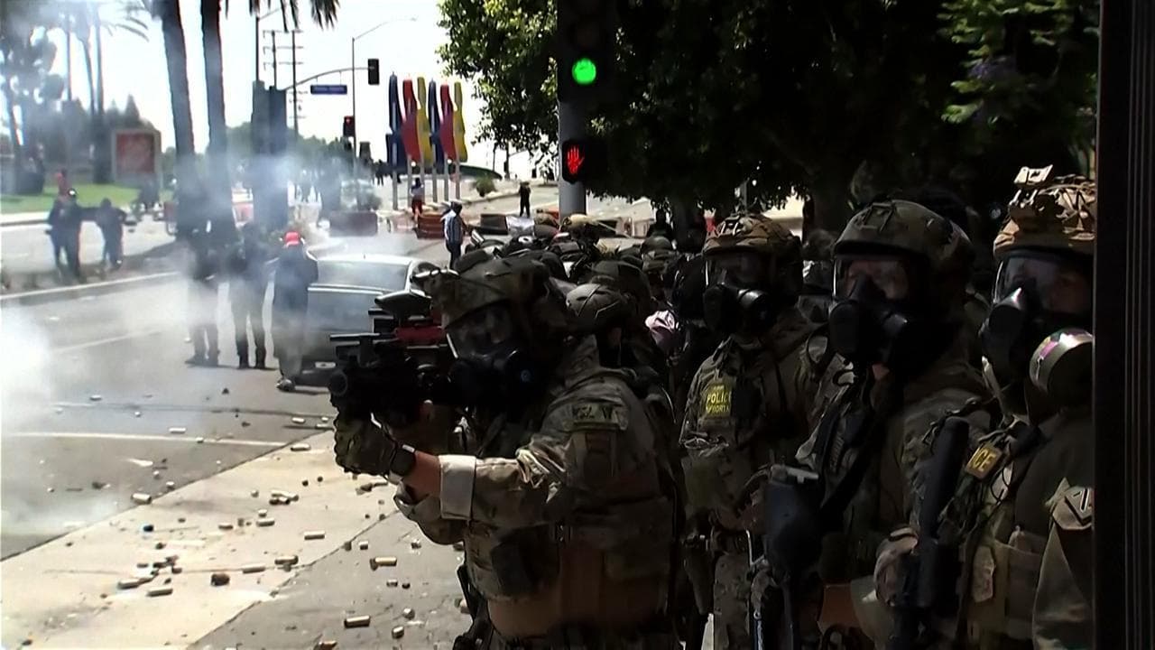 Scontri a Los Angeles dopo l'arresto di immigrati: molotov e lacrimogeni tra manifestanti e polizia