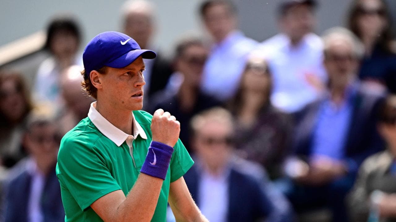 Jannik Sinner esulta dopo aver vinto il primo set 6-4 contro Carlos Alcaraz