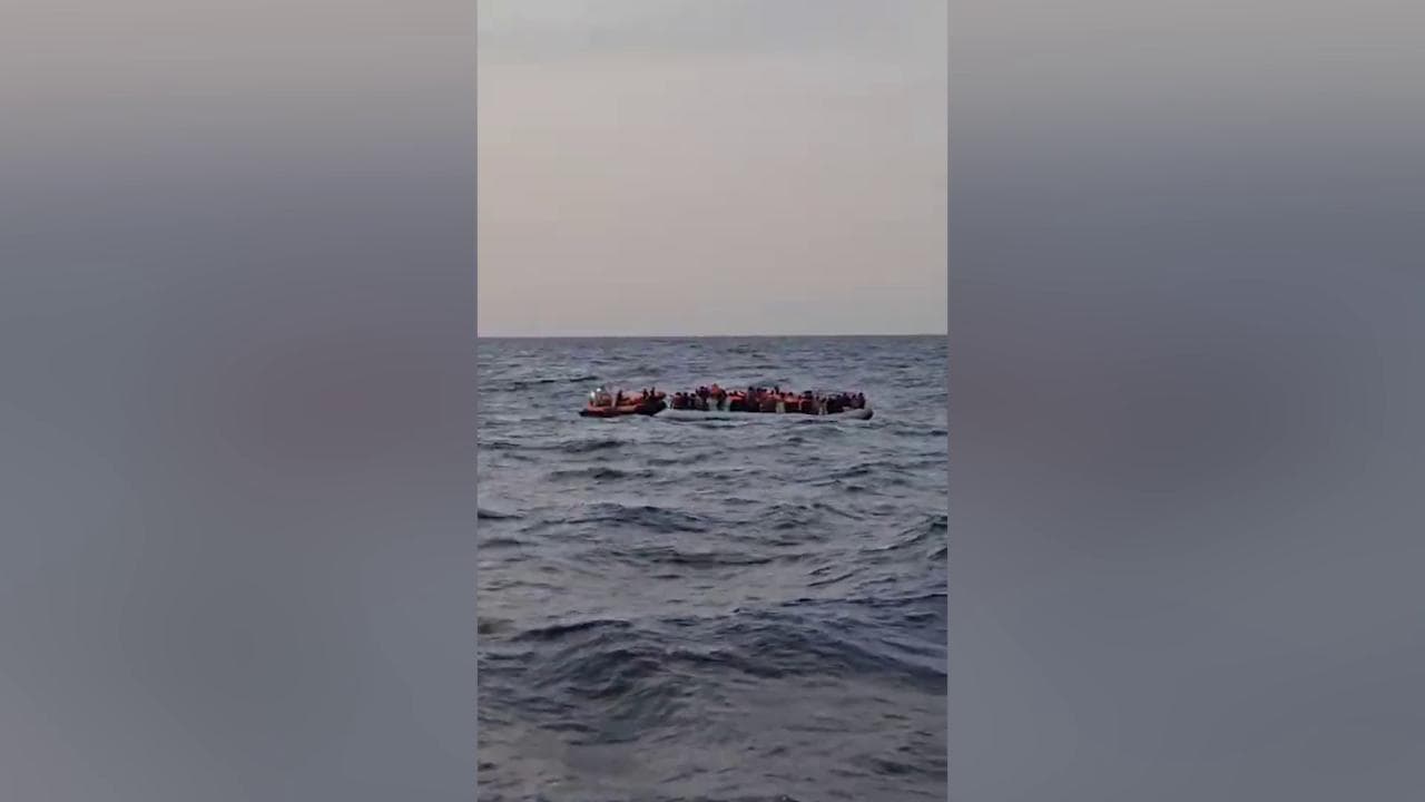 Le ong Open Arms e Louise Michel soccorrono altri 109 migranti su un gommone alla deriva