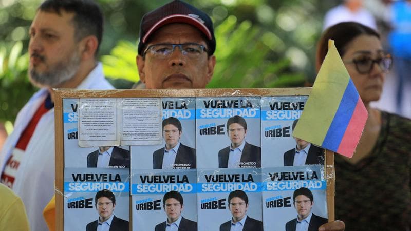 Colombia, torna il passato dei sicari. Spari sul candidato Uribe: “Lotta tra la vita e la morte”