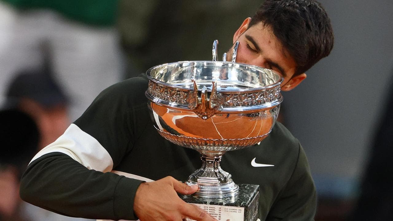 Carlos Alcaraz bacia la coppa del Roland Garros