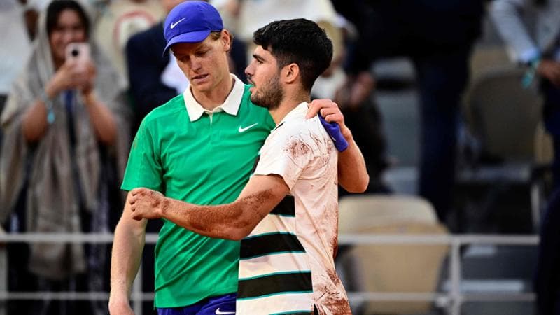 L'abbraccio tra Jannik Sinner e Carlos Alcaraz
