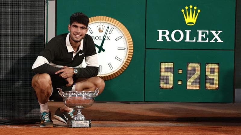 Carlos Alcaraz con il trofeo