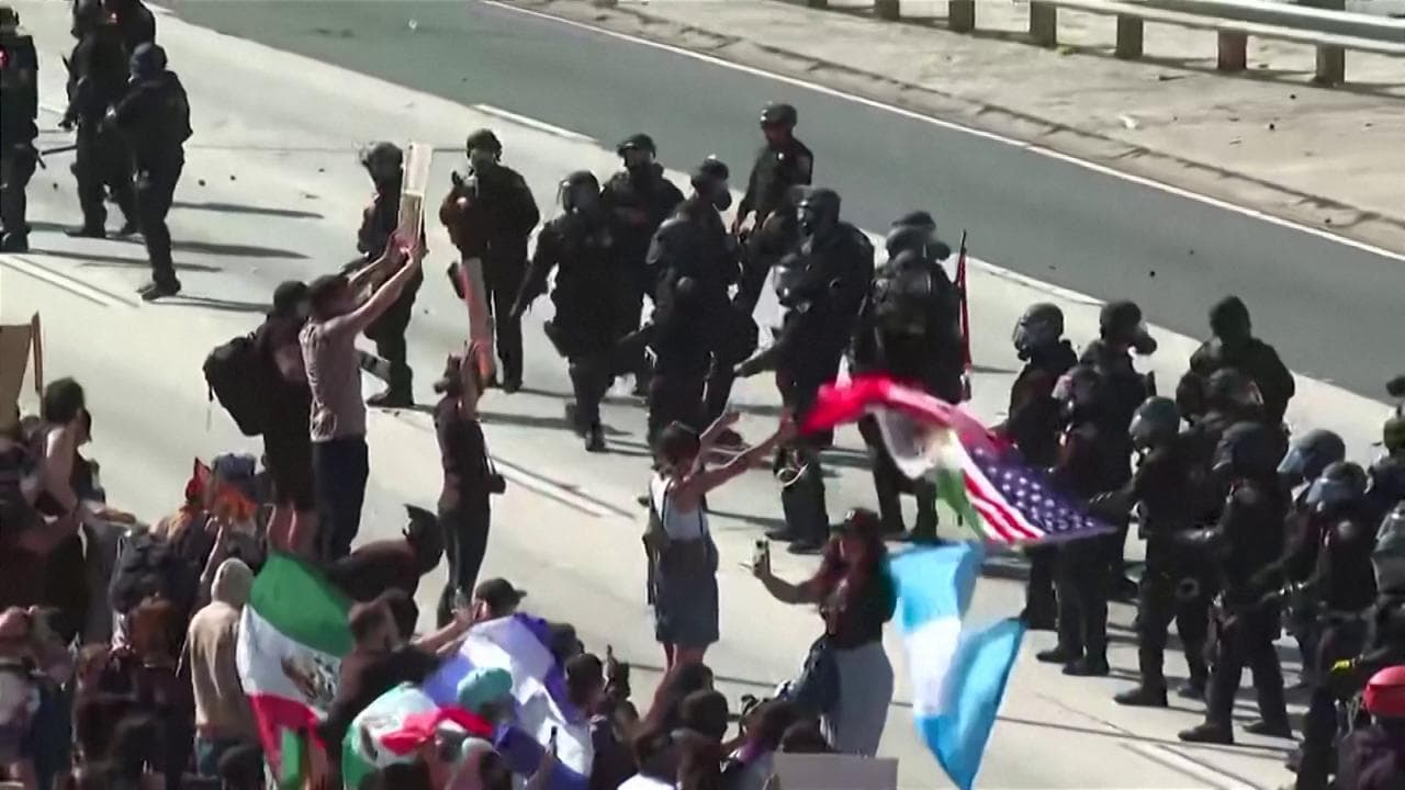 Los Angeles, scontri tra manifestanti e polizia dopo gli arresti di immigrati clandestini