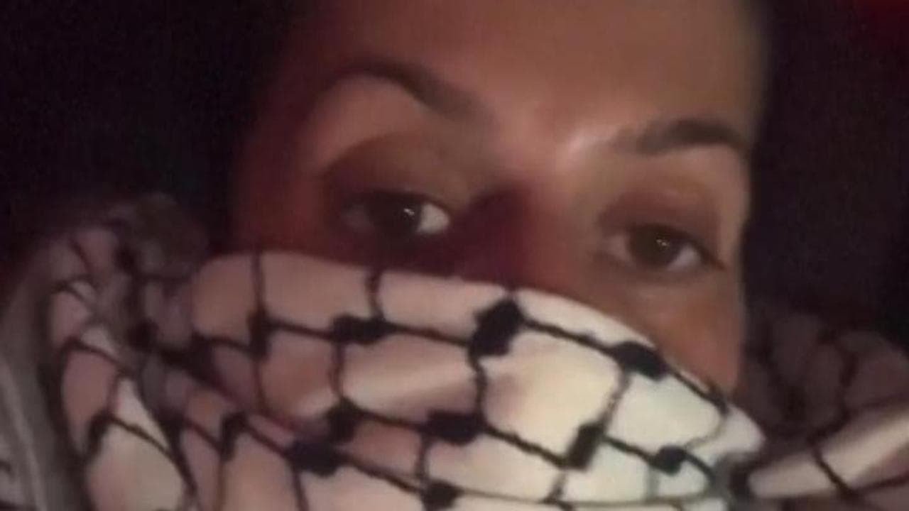 Freedom Flotilla, l'attivista a bordo della Madleen mostra la sostanza bianca usata dagli israeliani
