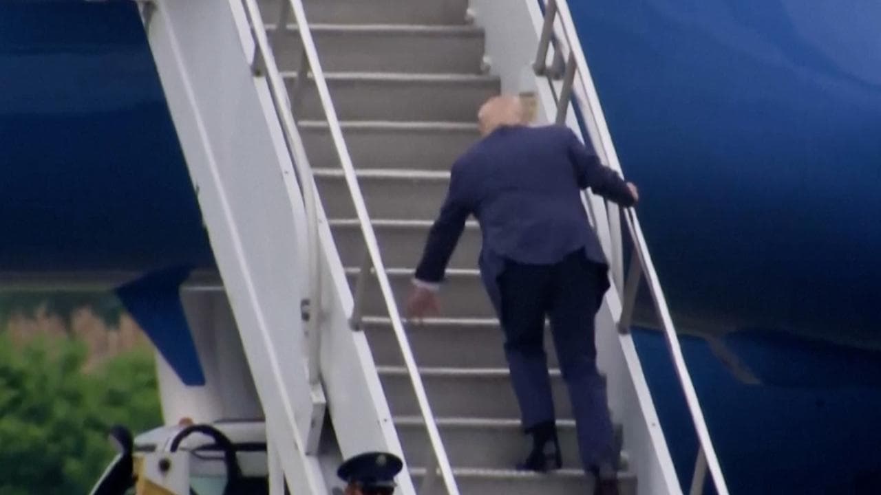 Stati Uniti: Donald Trump inciampa sulla scaletta dell'Air Force One