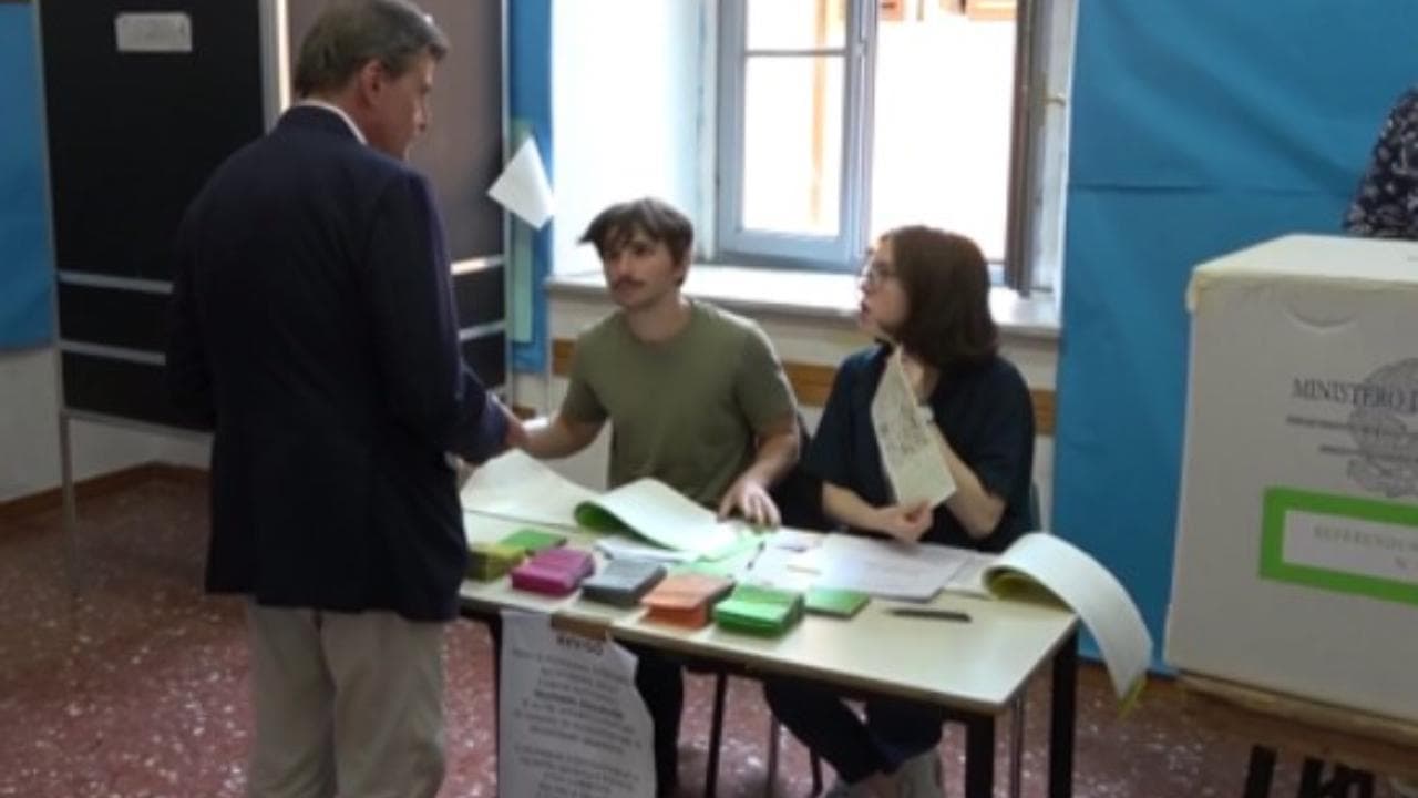 Calenda al seggio con tessera elettorale esaurita, non lo fanno votare