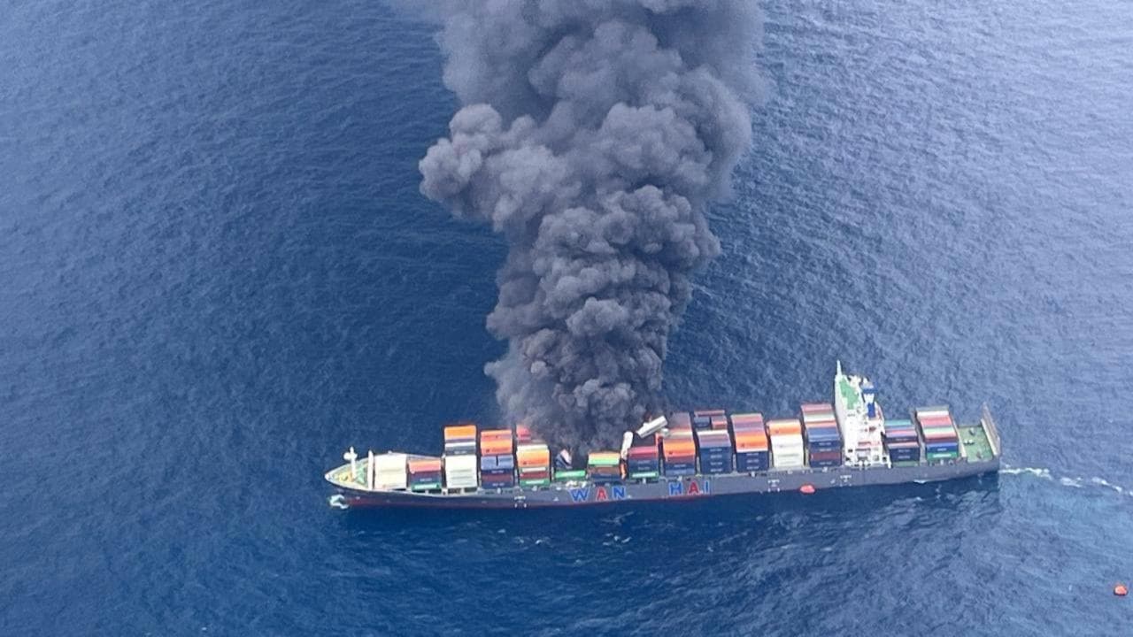Incendio a bordo di un cargo nell'Oceano Indiano: 40 container in acqua, equipaggio in salvo