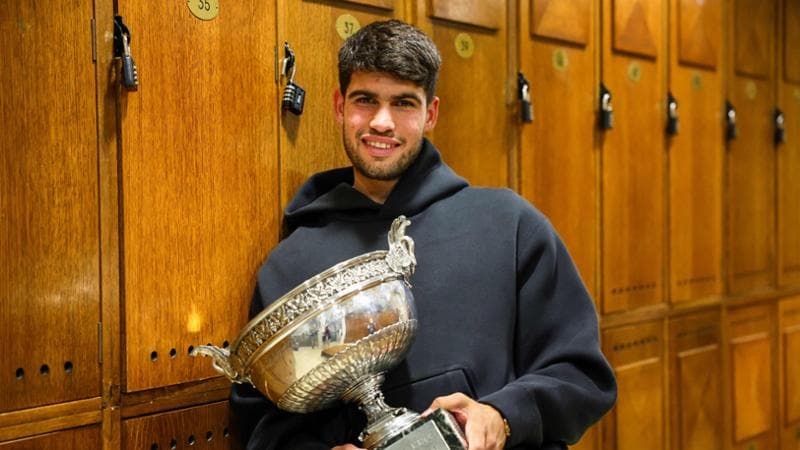Carlos Alcaraz con il trofeo del Roland Garros