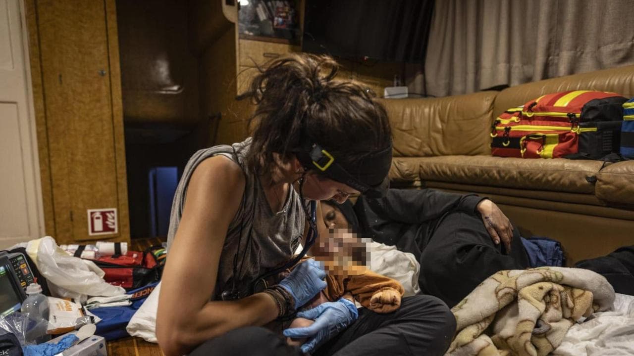 Juba, nata su una piattaforma dopo che sua mamma è stata abbandonata tra i migranti in mezzo al mare