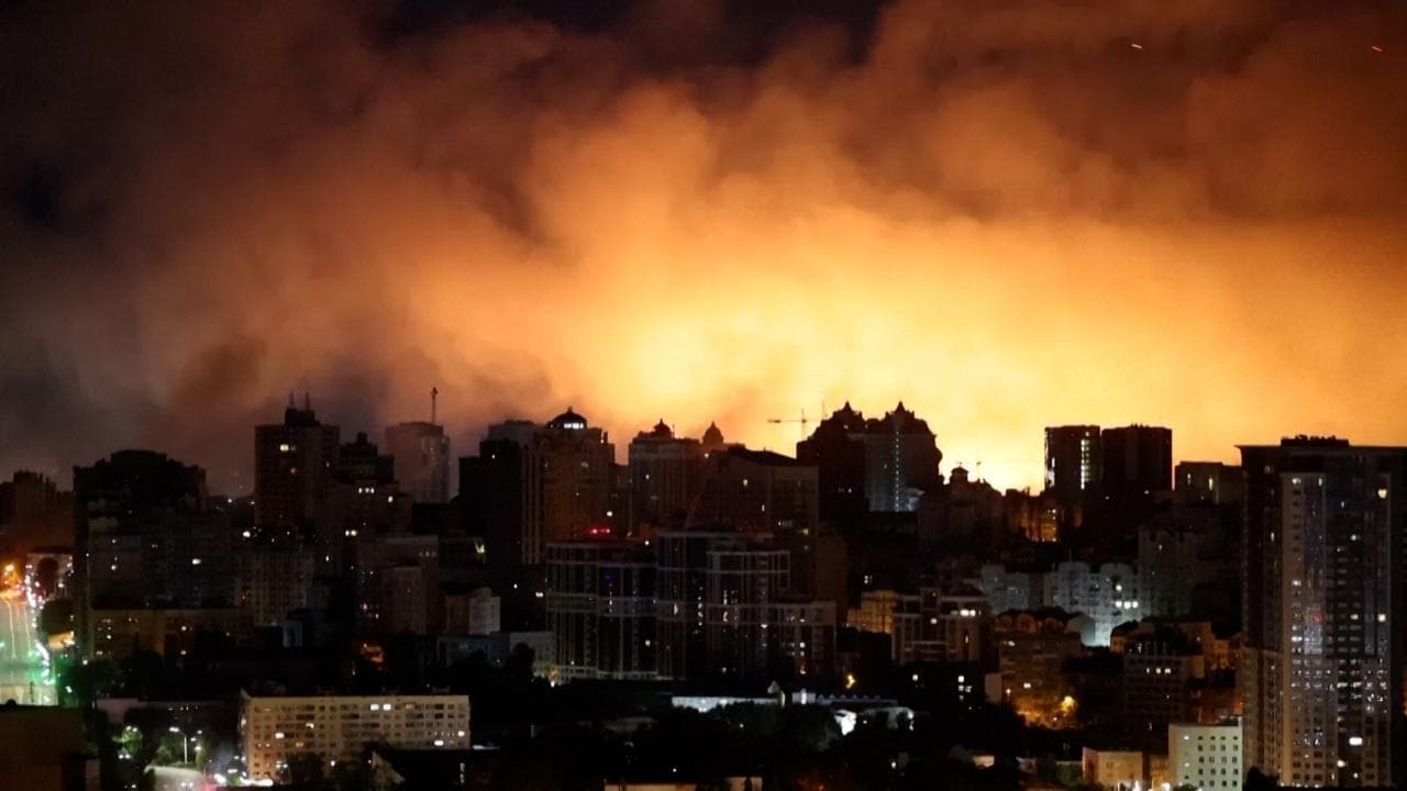 La Russia attacca Kiev con 315 droni, colpite aree residenziali e infrastrutture