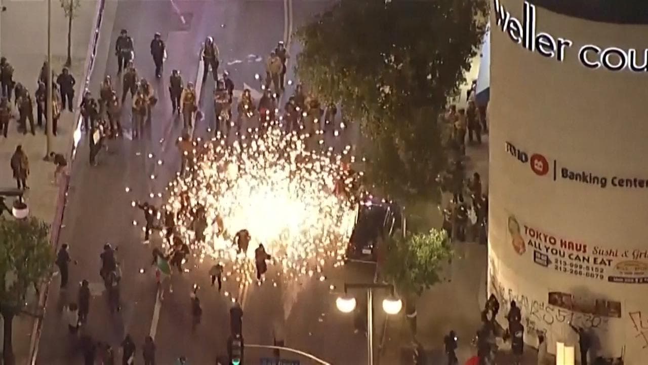 Los Angeles: nuova notte di proteste, strade occupate e fuochi di artificio contro la polizia
