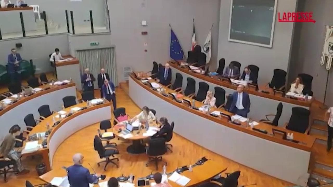 "Chi lo prende in quel posto...": polemiche per la frase omofoba in Consiglio regionale delle Marche