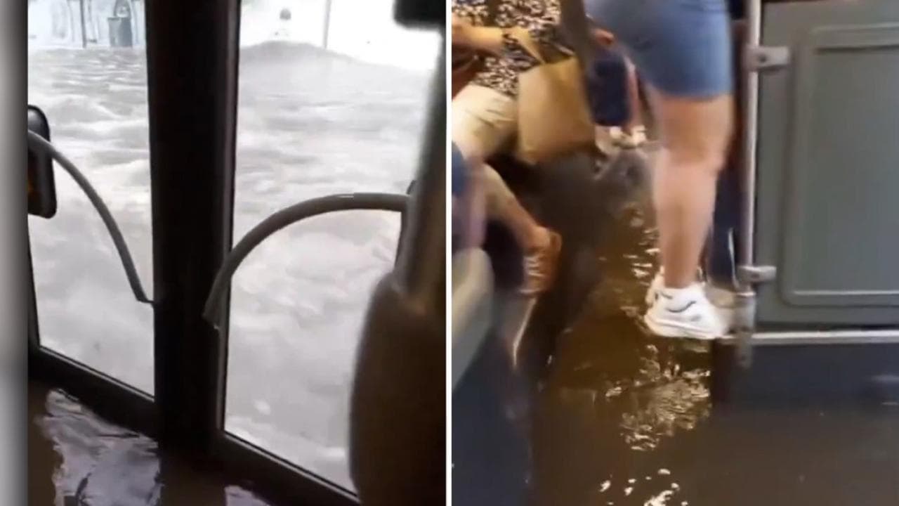 Bucarest in ginocchio dopo il maxi temporale: acqua alta anche sull'autobus