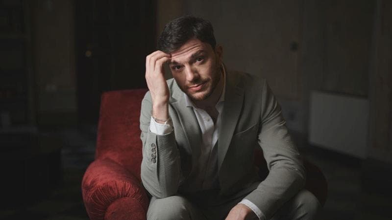 Mattia Olivieri, dal pop all’Opéra di Parigi: “Canto Figaro correndo su e giù per le scale”