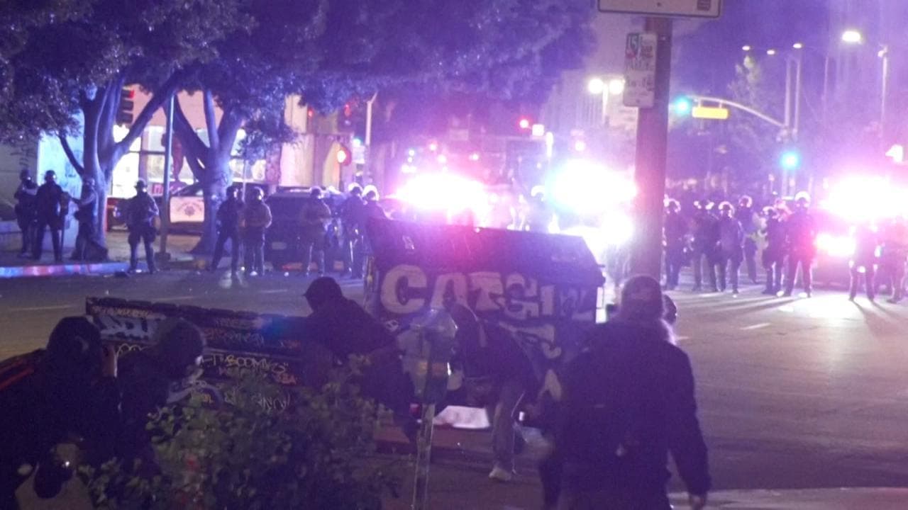 Los Angeles: cameraman colpito al petto da un proiettile di gomma mentre riprende gli scontri