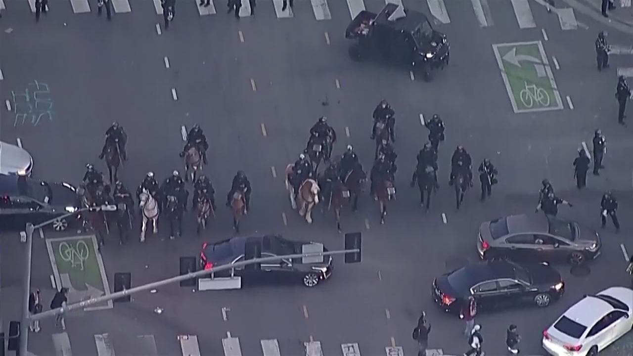Los Angeles: la polizia a cavallo disperde i manifestanti