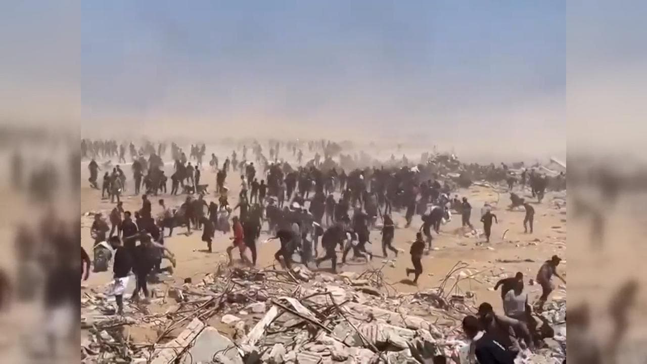 Gaza, l'esercito israeliano apre il fuoco nei pressi di un centro aiuti: i civili in fuga a Netzarim