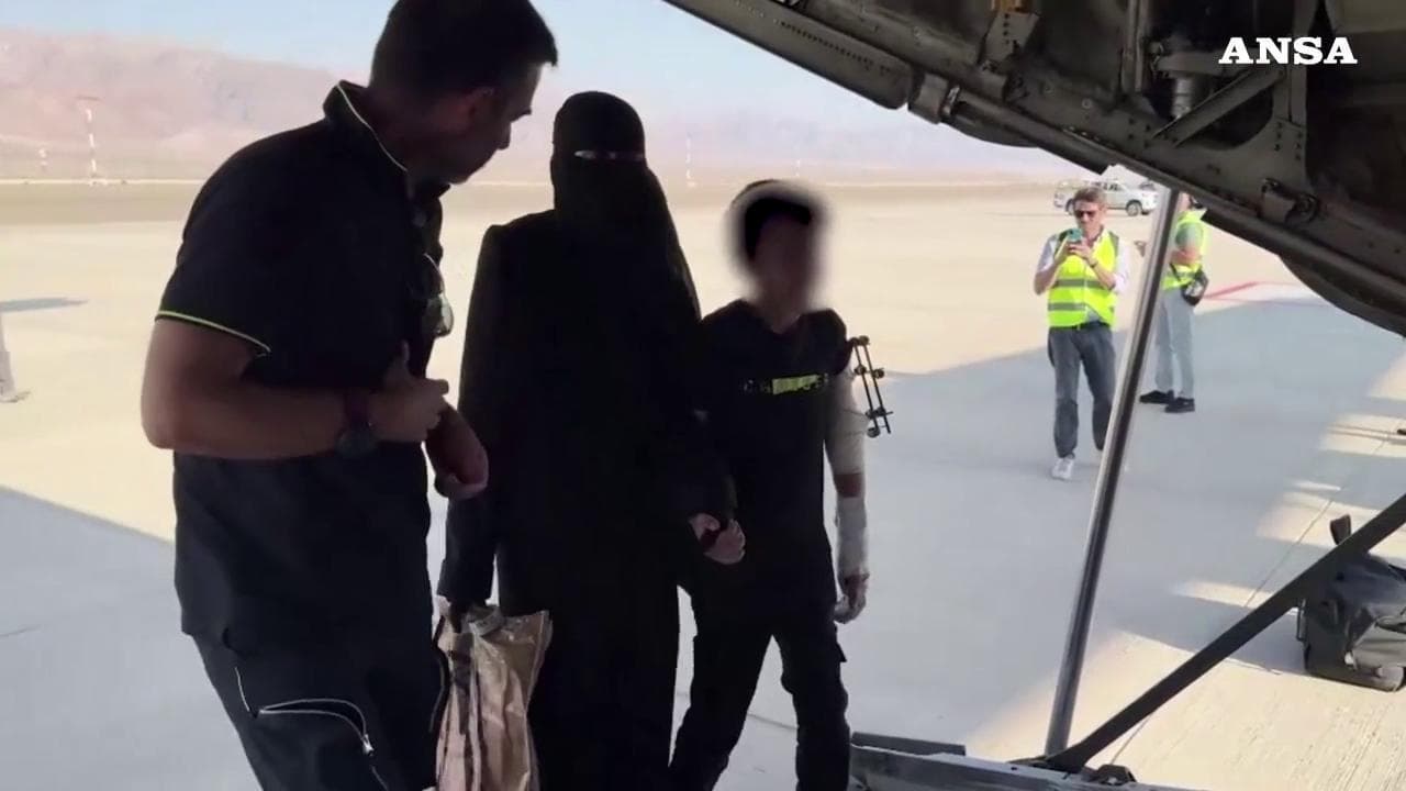 Il piccolo Adam in Italia: il momento l'imbarco con la madre