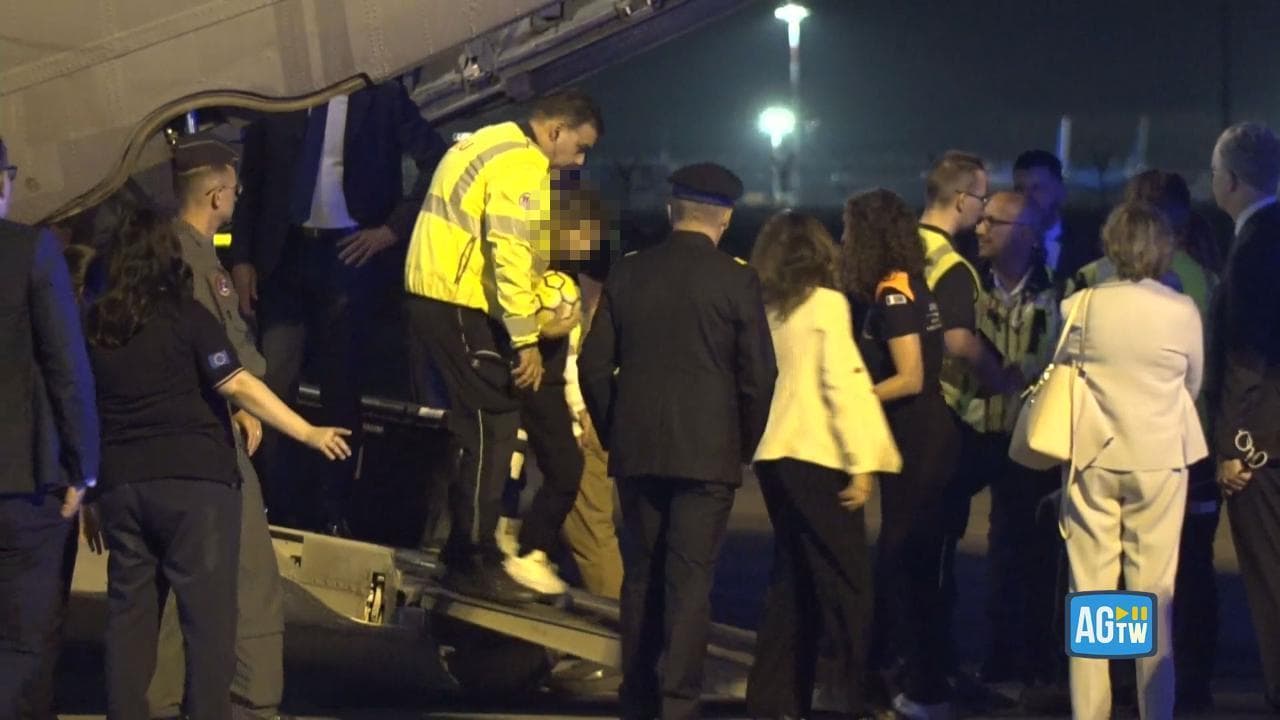 Adam, lo sbarco stringendo un pallone. Con lui  altri bambini di Gaza curati a Milano