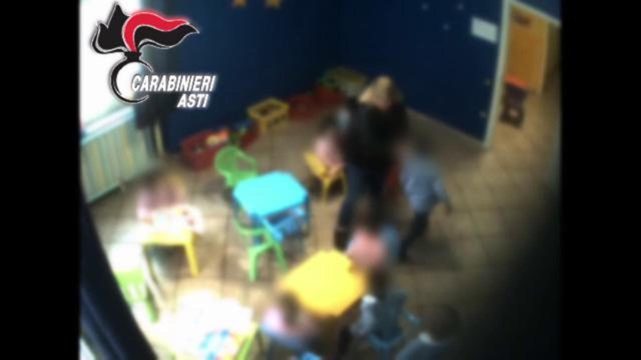 Asti, maltrattamenti e insulti razzisti alla materna: sospese due educatrici