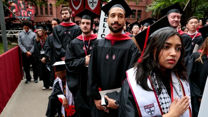 Una cerimonia di laurea ad Harvard. L’ateneo americano è finito nel mirino di Donald Trump che ha chiesto anche di vietare i visti per gli studenti stranieri. getty images