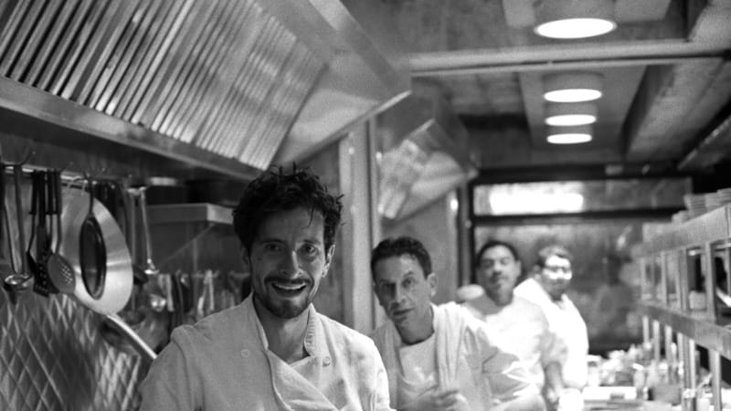 Raúl Briones (in primo piano) è il cuoco Pedro nel film Aragoste a Manhattan di Alonso Ruizpalacios