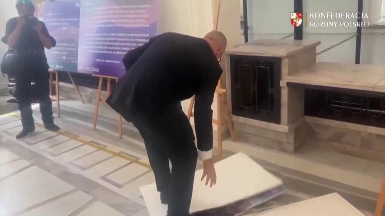 Polonia, deputato di estrema destra vandalizza mostra Lgbt: non potrà più accedere al Parlamento