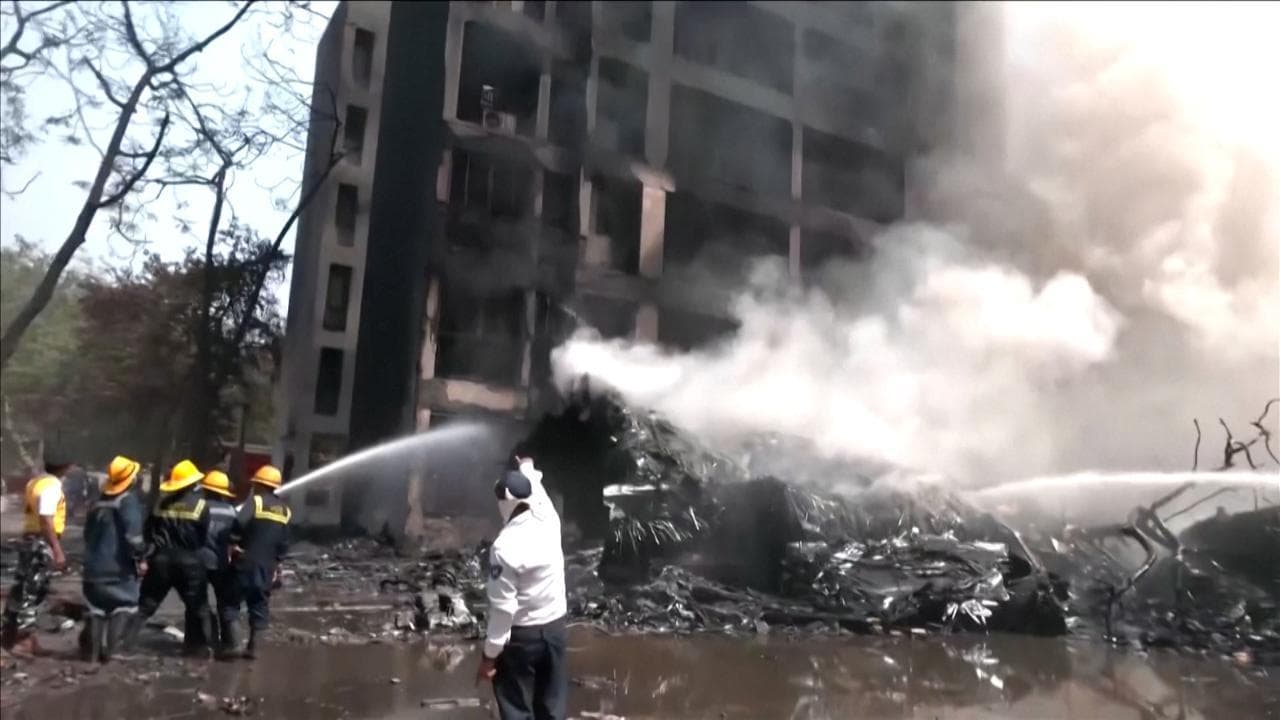 Aereo caduto in India, gli idranti sui palazzi in fiamme. Boeing prende tempo: "Indaghiamo"
