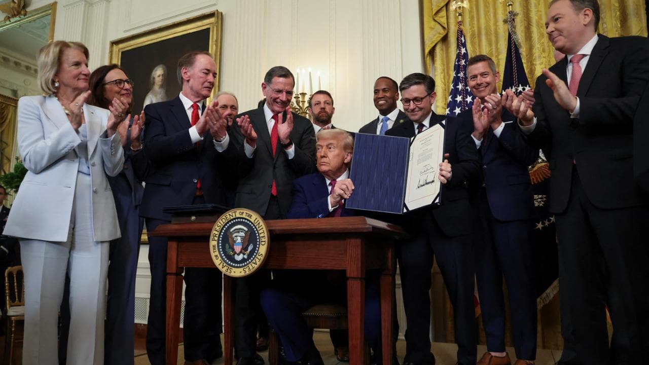 Trump firma il provvedimento sulle auto elettriche in California