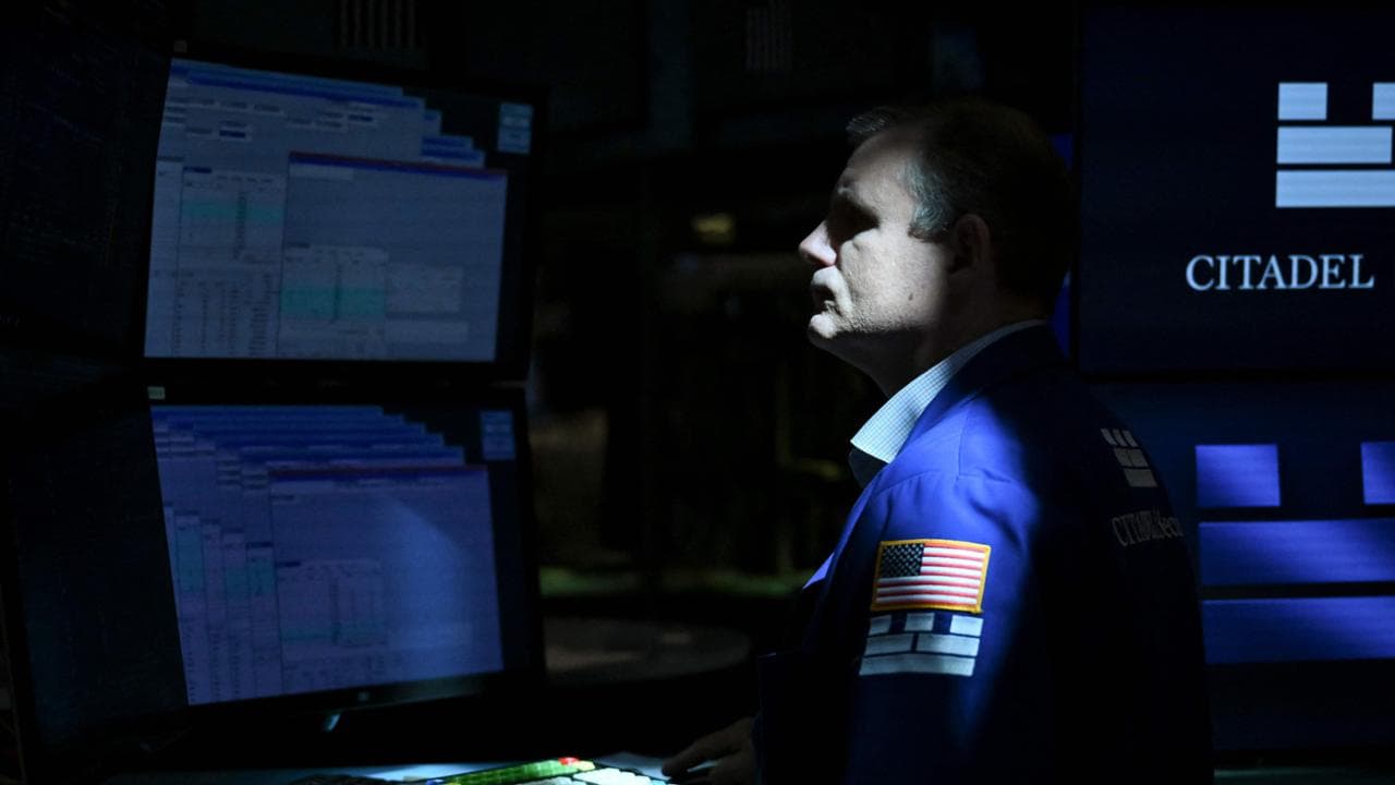 Un operatore di Borsa a Wall Street
