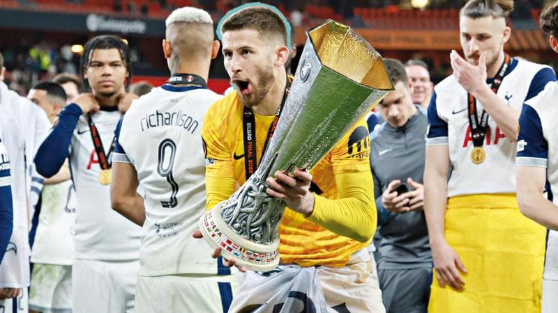 Guglielmo Vicario del Tottenham con l'Europa League
